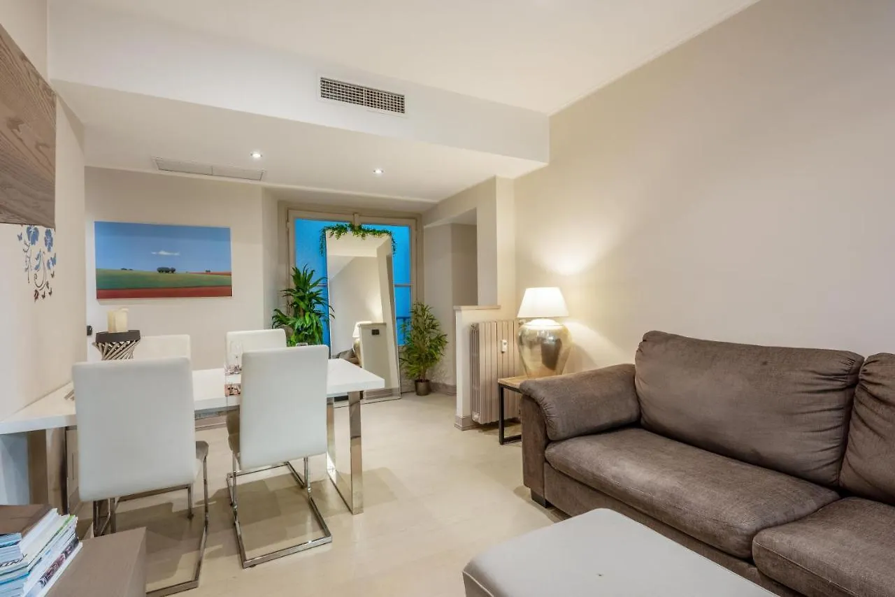 Gemma Preziosa Tra Il Castello Sforzesco Ed Il Duomo Di Milano By Easylife Apartman