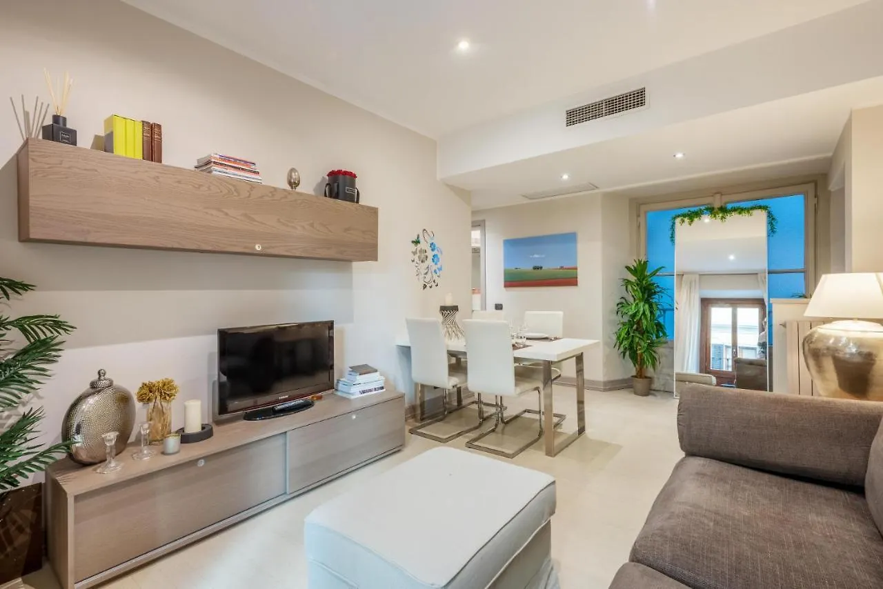 Gemma Preziosa Tra Il Castello Sforzesco Ed Il Duomo Di Milano By Easylife Apartman 0*,  Olaszország