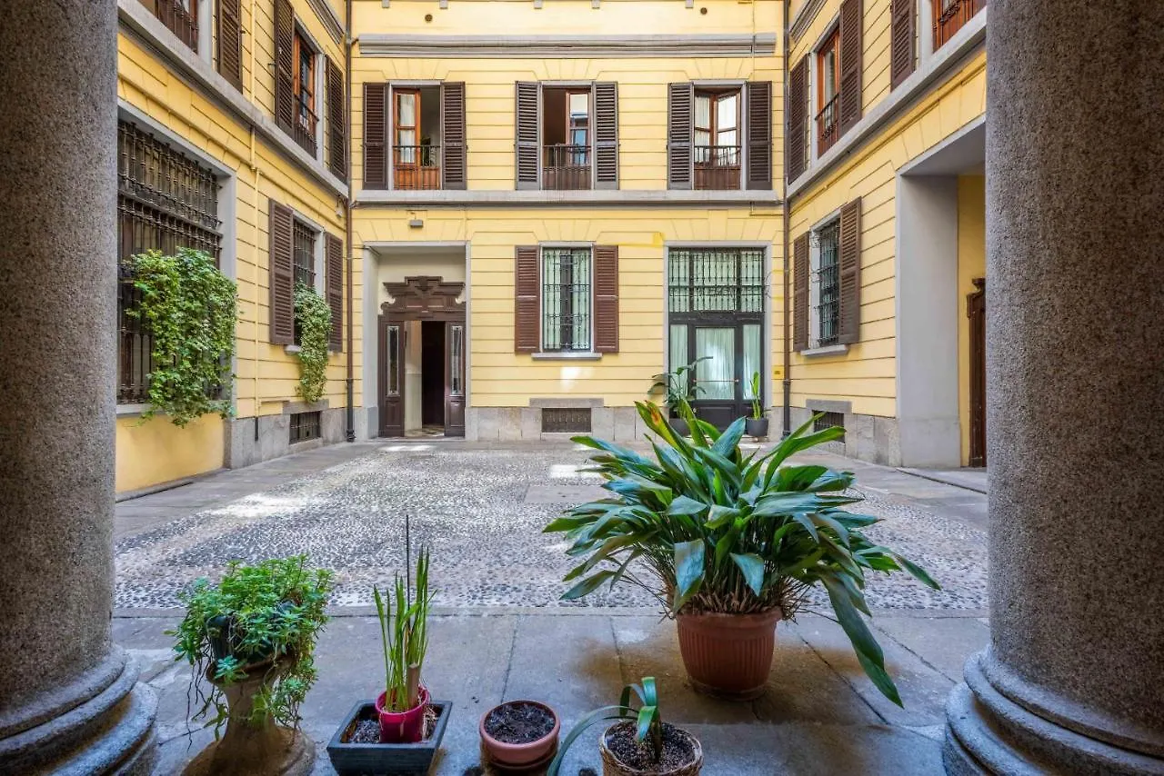 Gemma Preziosa Tra Il Castello Sforzesco Ed Il Duomo Di Milano By Easylife Apartman